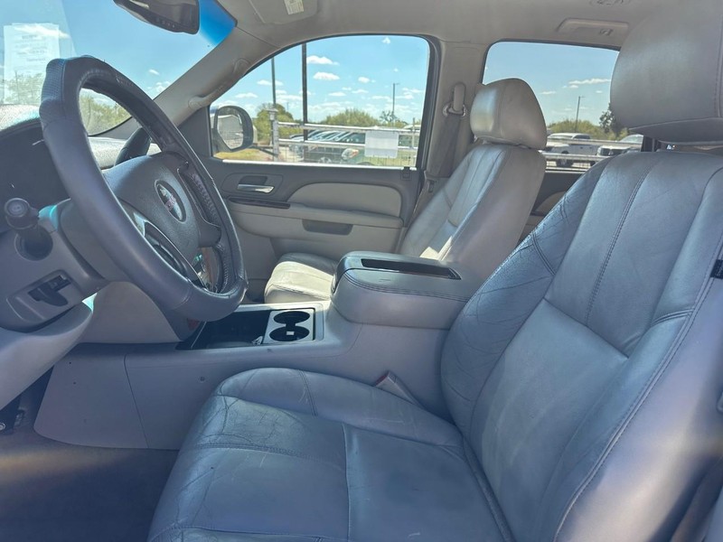 GMC Yukon Vehicle Full-screen Gallery Image 06