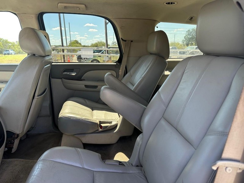 GMC Yukon Vehicle Full-screen Gallery Image 07