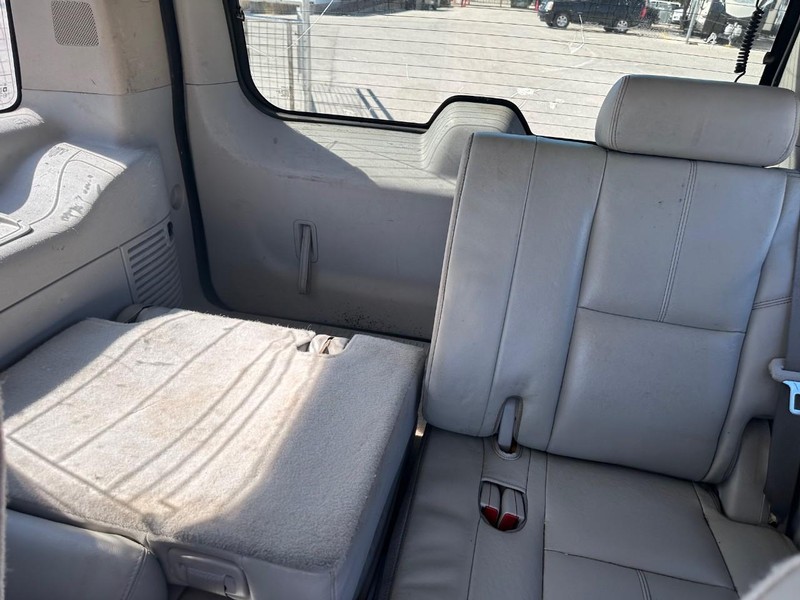 GMC Yukon Vehicle Full-screen Gallery Image 08