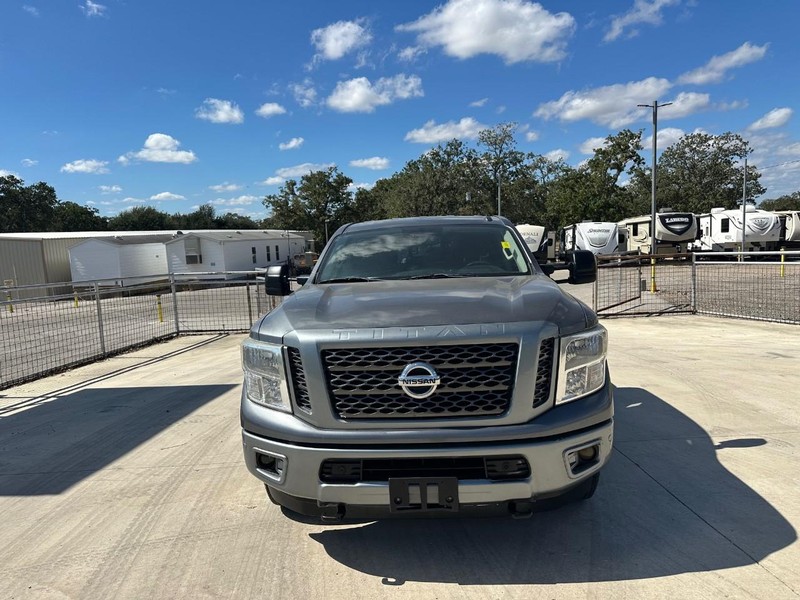 Nissan TITAN XD Vehicle Full-screen Gallery Image 02