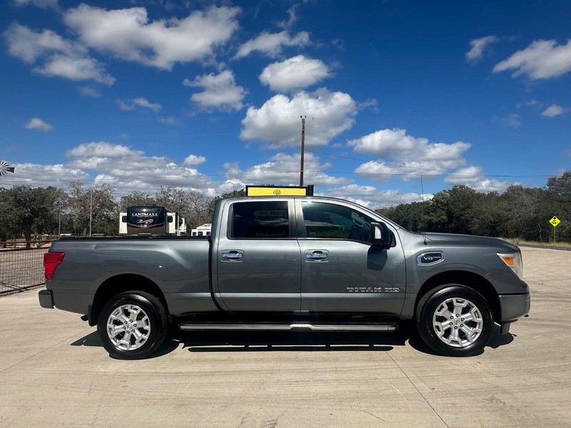 Nissan TITAN XD Vehicle Full-screen Gallery Image 03