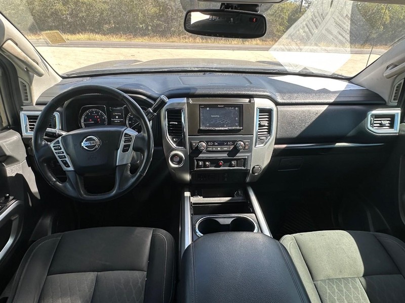 Nissan TITAN XD Vehicle Full-screen Gallery Image 05