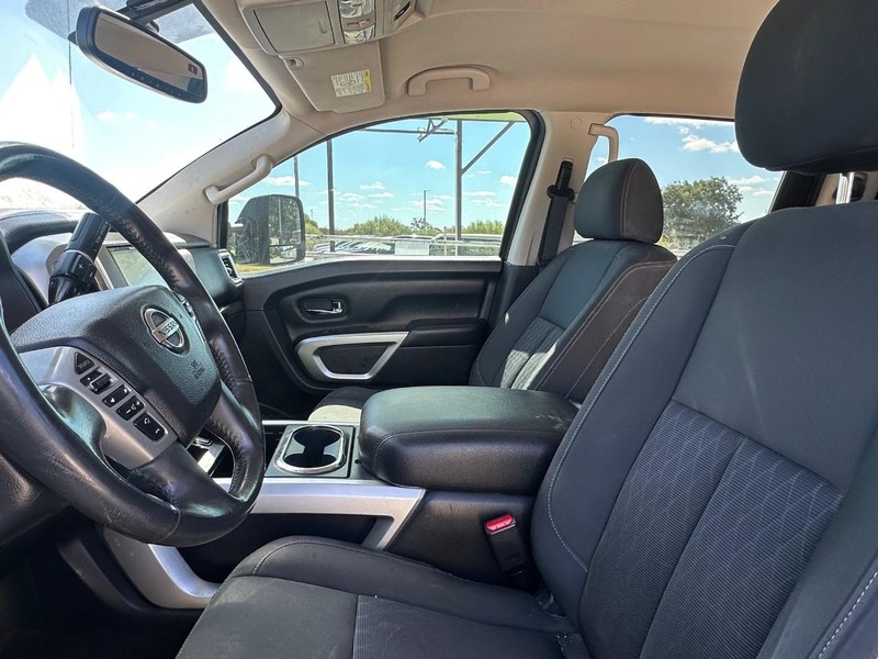 Nissan TITAN XD Vehicle Full-screen Gallery Image 06