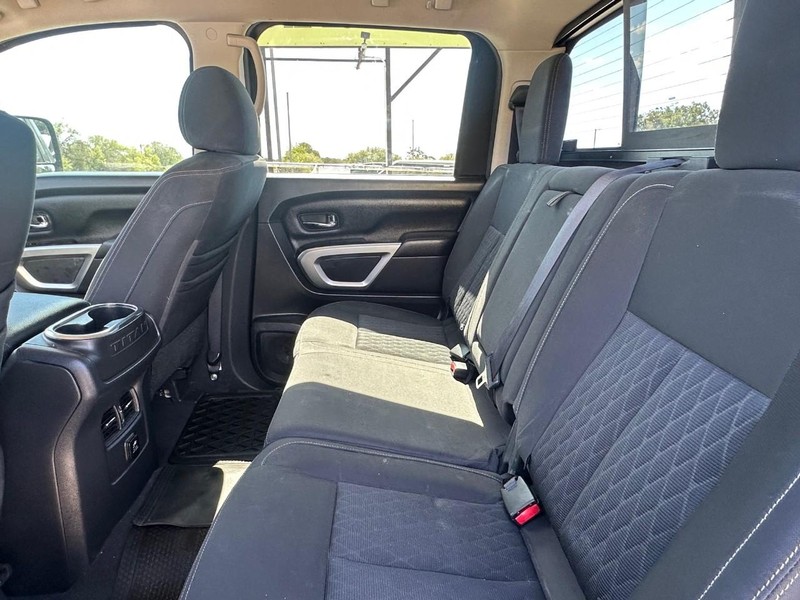 Nissan TITAN XD Vehicle Full-screen Gallery Image 07