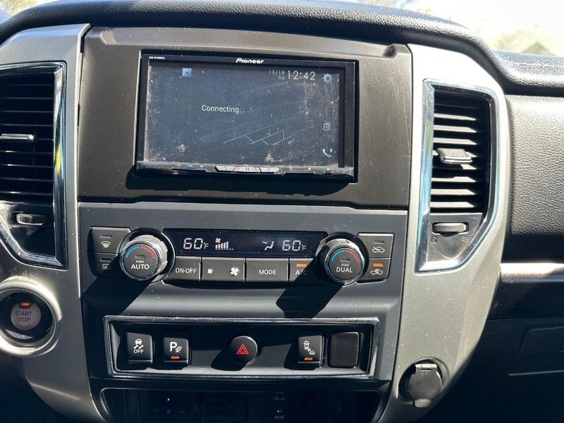 Nissan TITAN XD Vehicle Full-screen Gallery Image 09