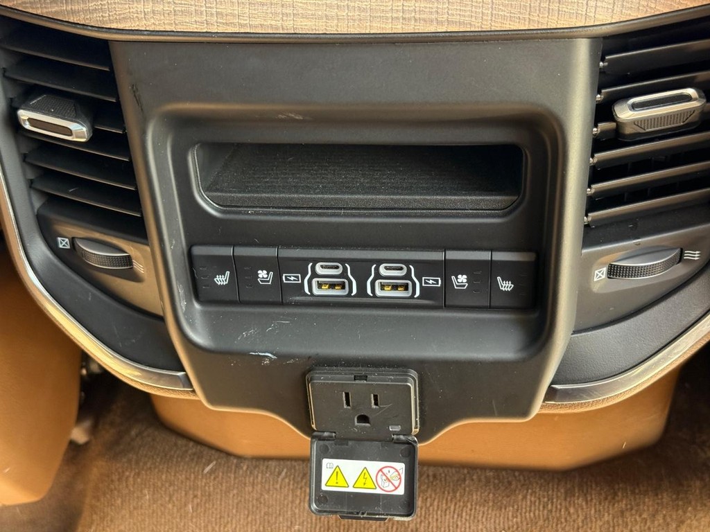 Ram 1500 Vehicle Full-screen Gallery Image 12