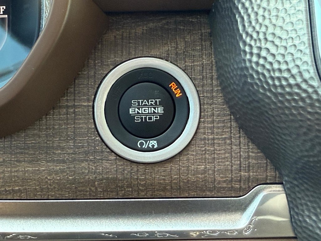 Ram 1500 Vehicle Full-screen Gallery Image 17