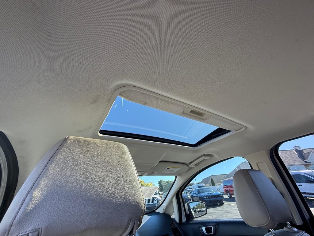 Ford EcoSport Vehicle Full-screen Gallery Image 09