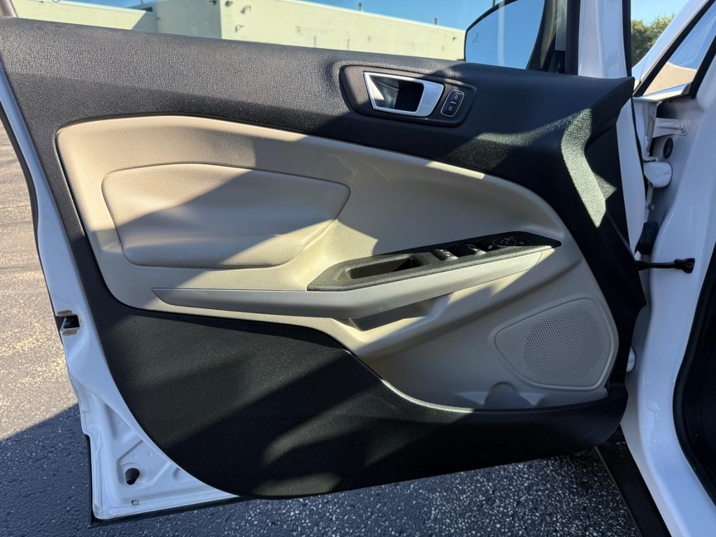 Ford EcoSport Vehicle Full-screen Gallery Image 14