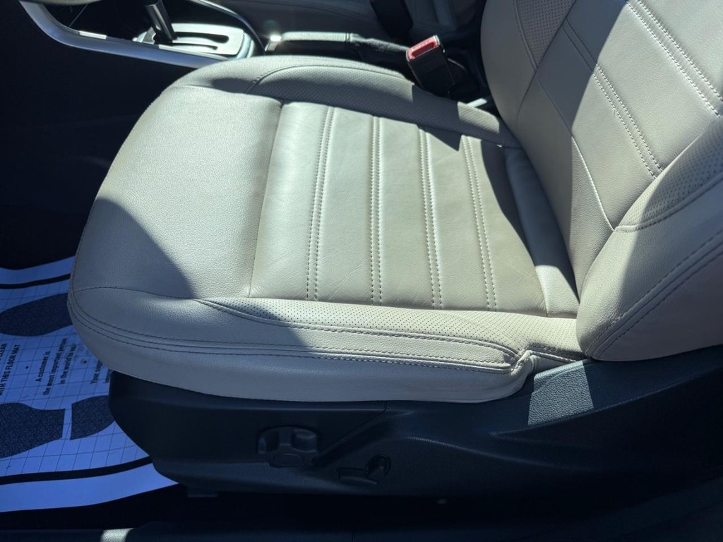 Ford EcoSport Vehicle Full-screen Gallery Image 16