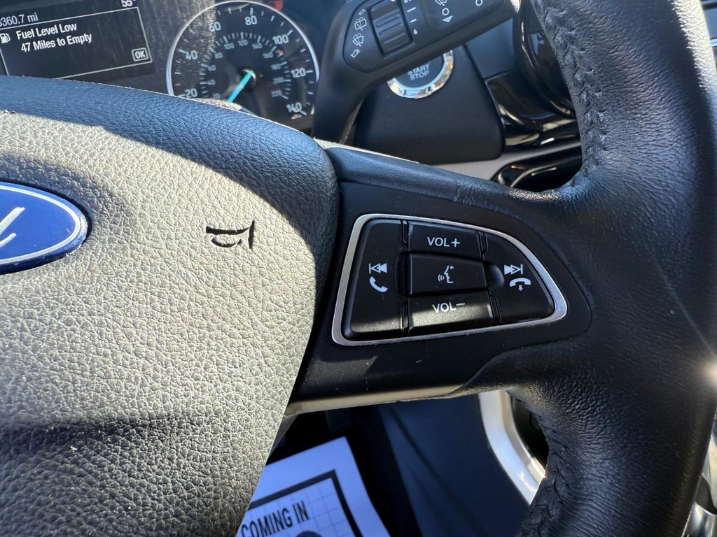 Ford EcoSport Vehicle Full-screen Gallery Image 17