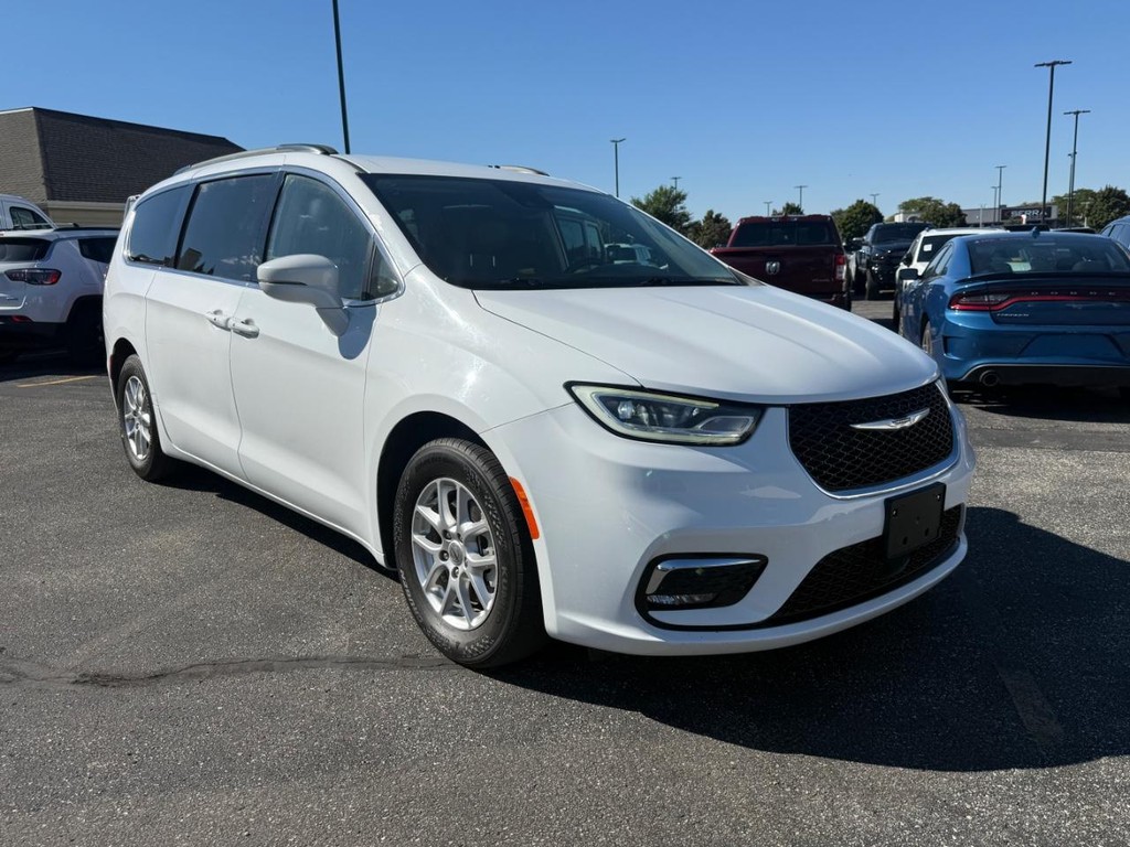Chrysler Pacifica Vehicle Full-screen Gallery Image 02