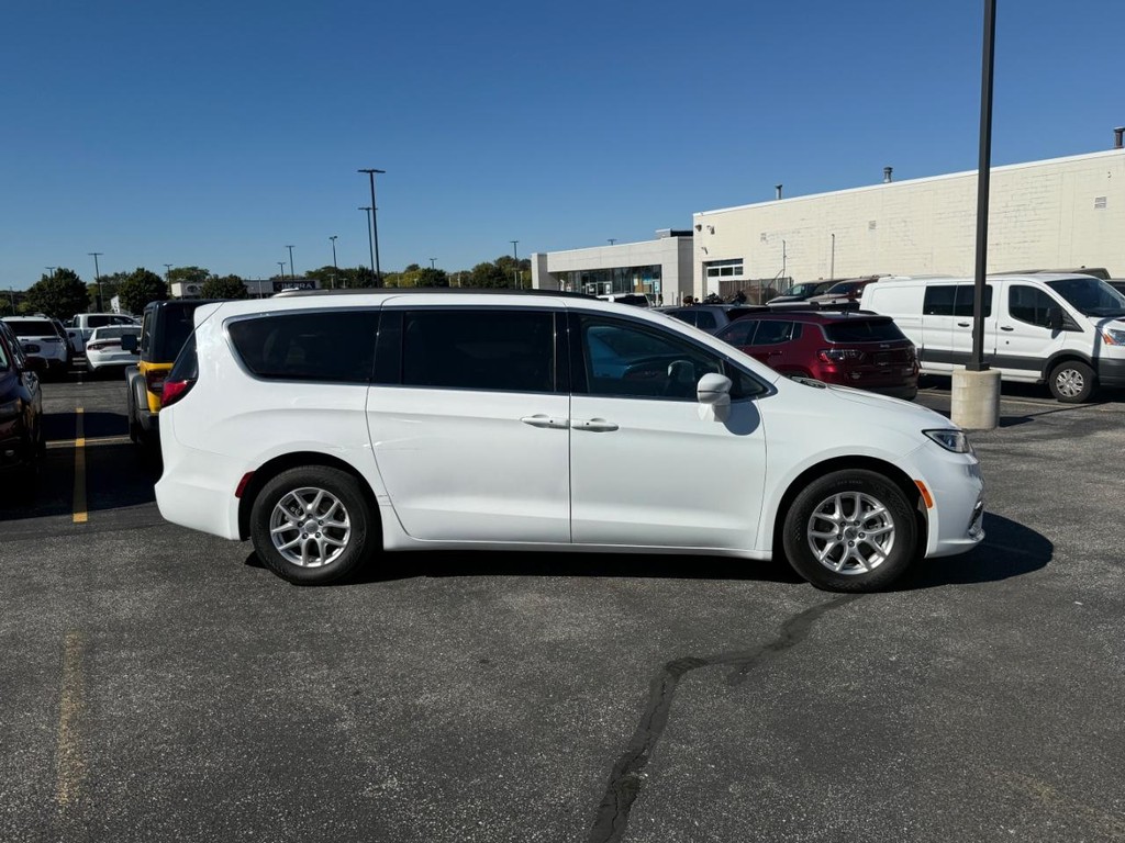 Chrysler Pacifica Vehicle Full-screen Gallery Image 03
