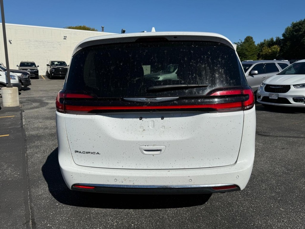 Chrysler Pacifica Vehicle Full-screen Gallery Image 05