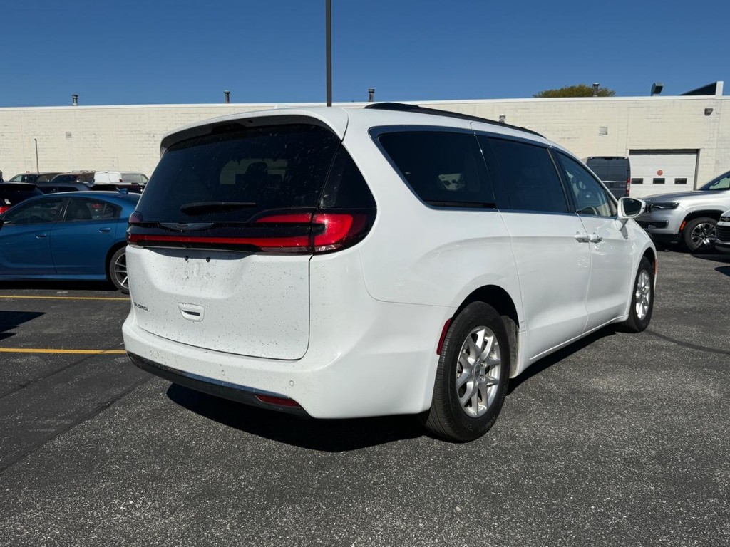 Chrysler Pacifica Vehicle Full-screen Gallery Image 06