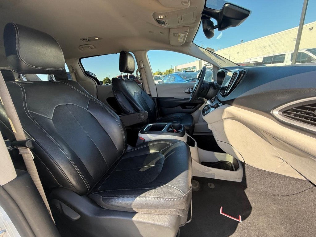 Chrysler Pacifica Vehicle Full-screen Gallery Image 08
