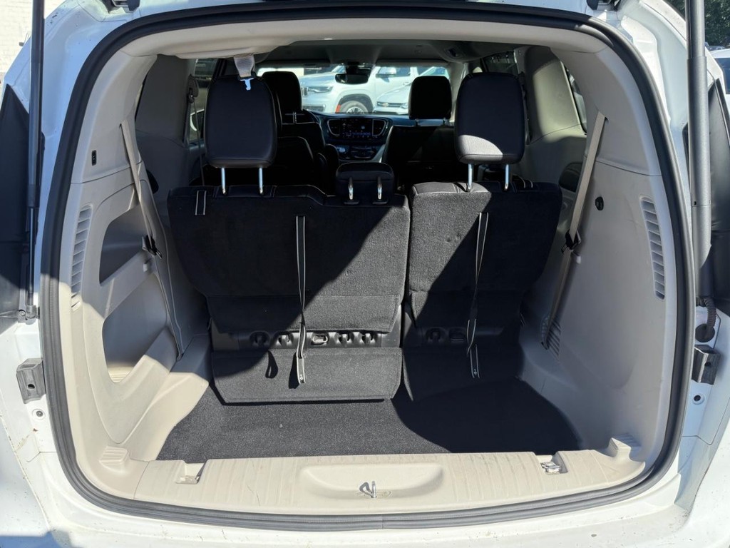 Chrysler Pacifica Vehicle Full-screen Gallery Image 09
