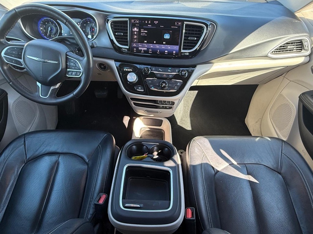 Chrysler Pacifica Vehicle Full-screen Gallery Image 10