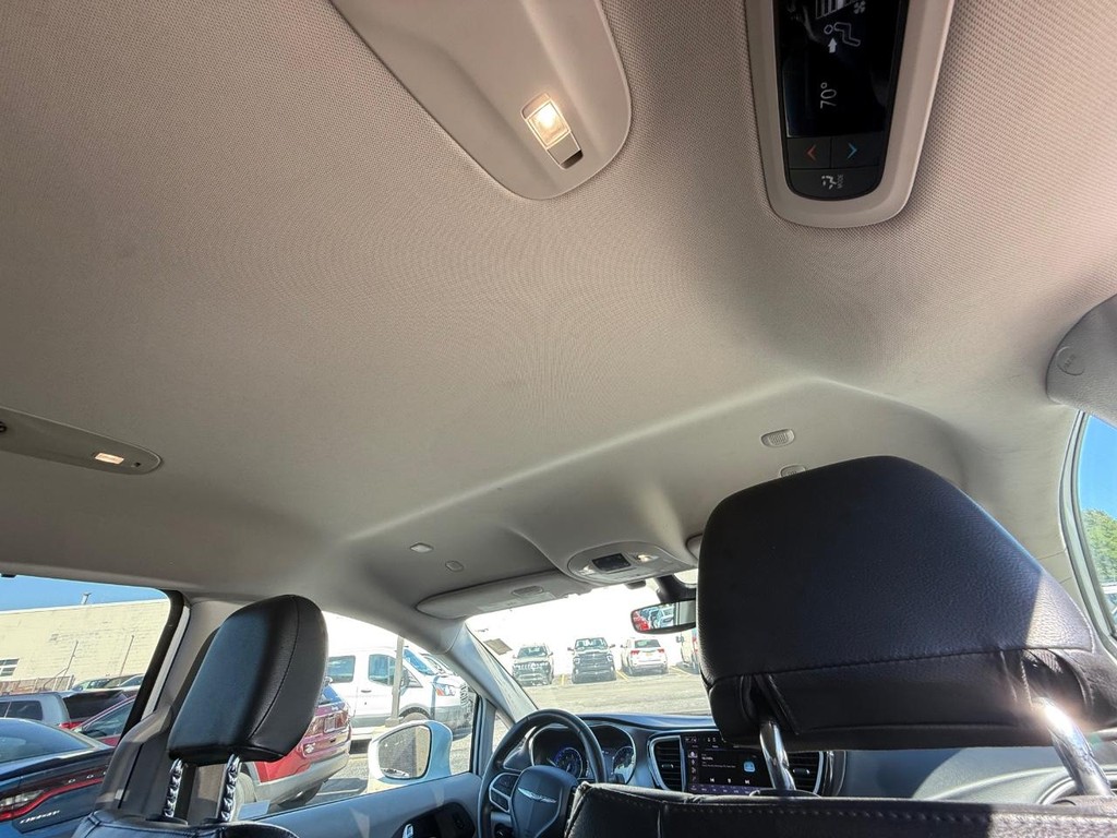 Chrysler Pacifica Vehicle Full-screen Gallery Image 11