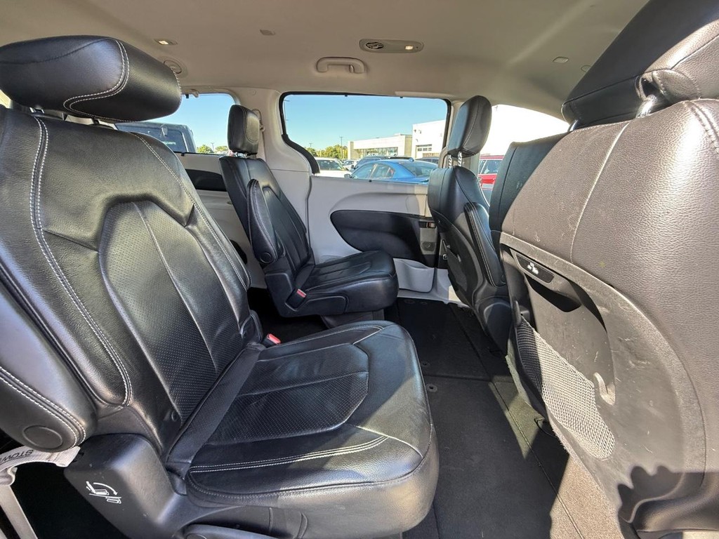 Chrysler Pacifica Vehicle Full-screen Gallery Image 12