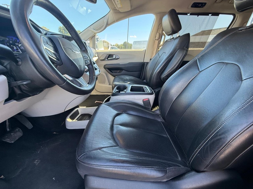 Chrysler Pacifica Vehicle Full-screen Gallery Image 13