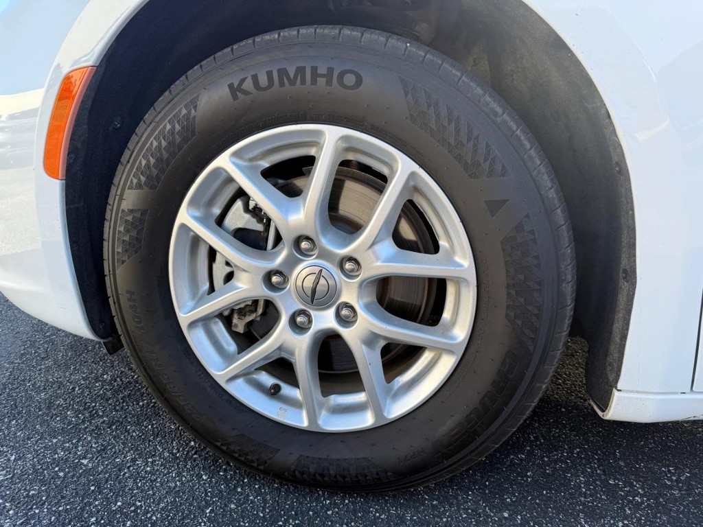 Chrysler Pacifica Vehicle Full-screen Gallery Image 14