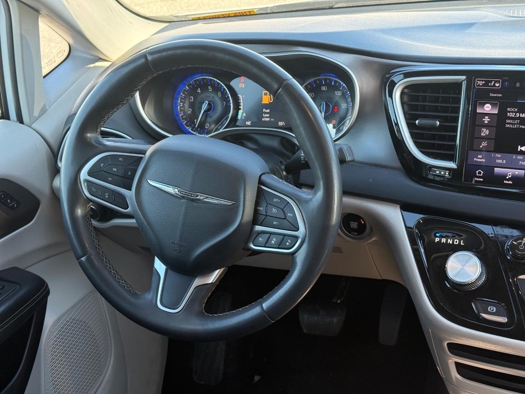 Chrysler Pacifica Vehicle Full-screen Gallery Image 15