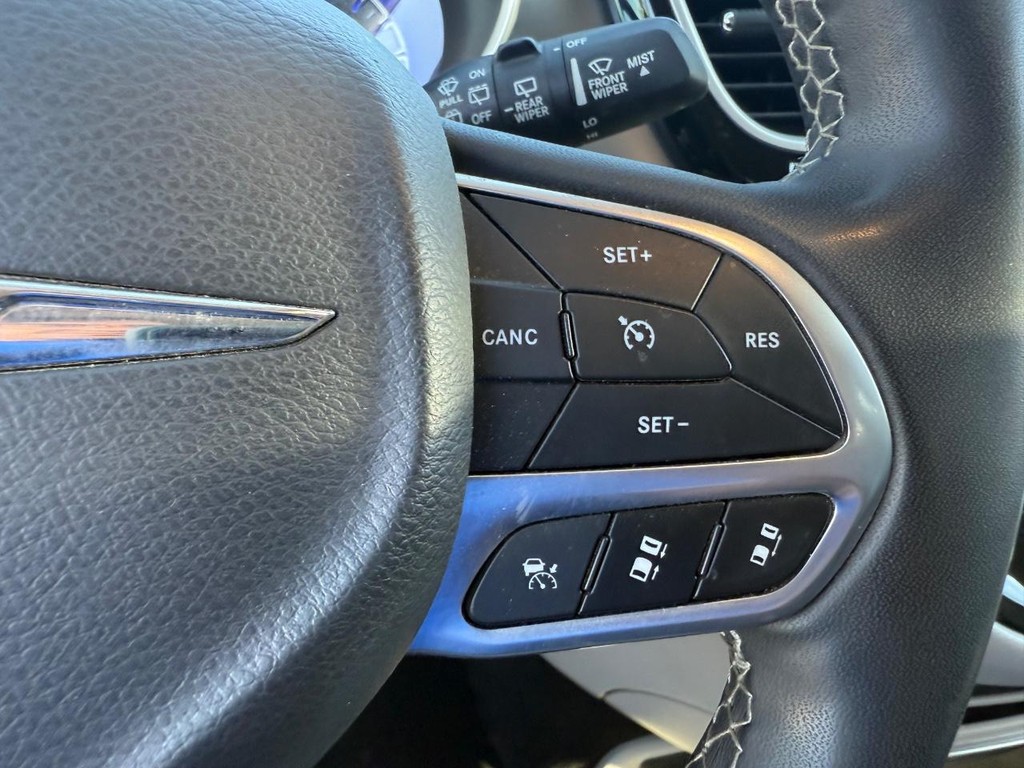 Chrysler Pacifica Vehicle Full-screen Gallery Image 16