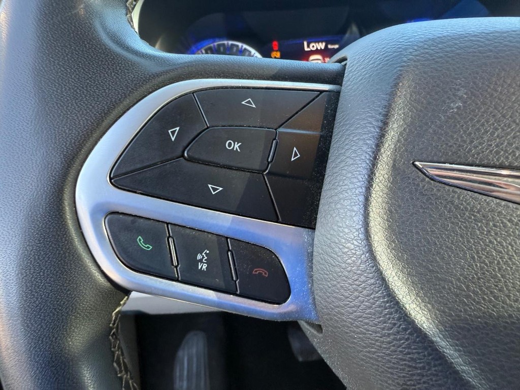 Chrysler Pacifica Vehicle Full-screen Gallery Image 17