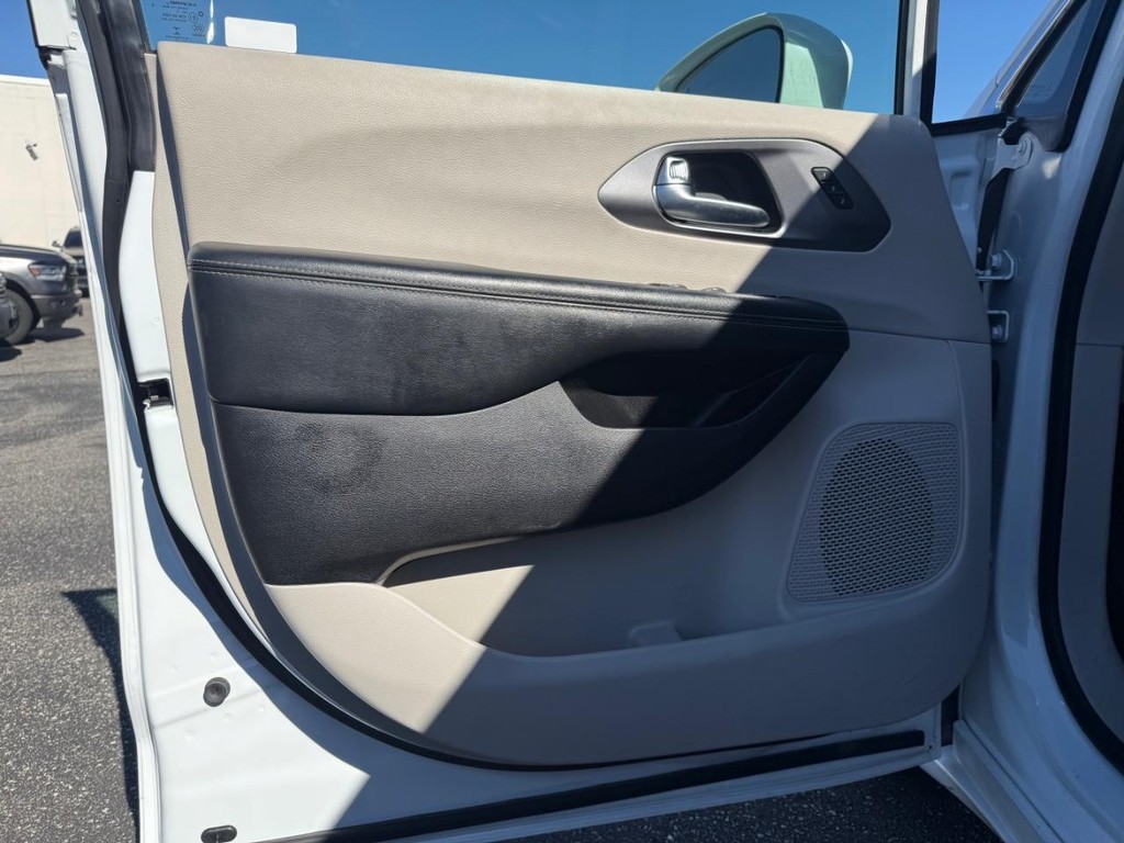 Chrysler Pacifica Vehicle Full-screen Gallery Image 18