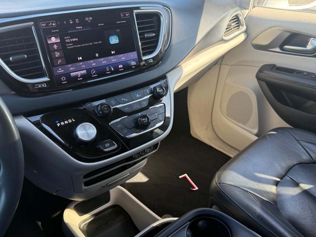 Chrysler Pacifica Vehicle Full-screen Gallery Image 24