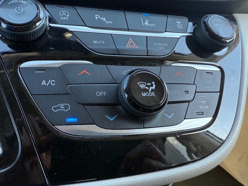 Chrysler Pacifica Vehicle Full-screen Gallery Image 26