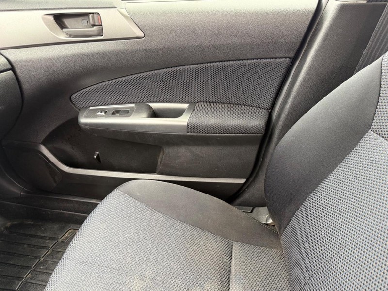 Subaru Forester Vehicle Full-screen Gallery Image 26