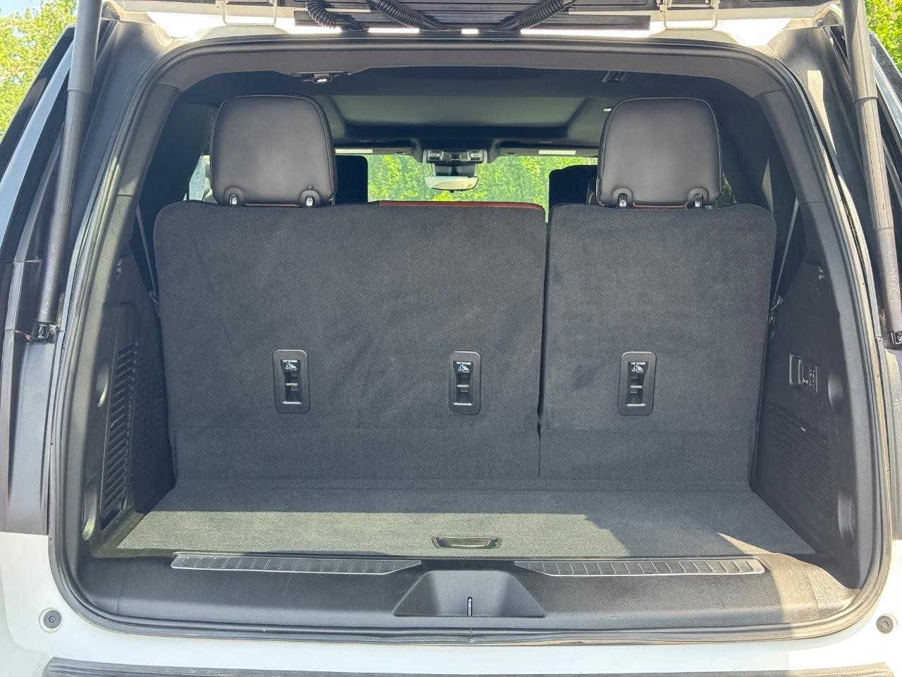 GMC Yukon Vehicle Full-screen Gallery Image 04