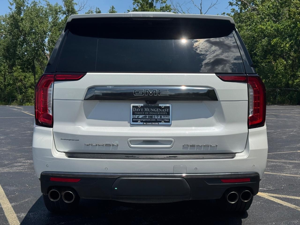 GMC Yukon Vehicle Full-screen Gallery Image 05
