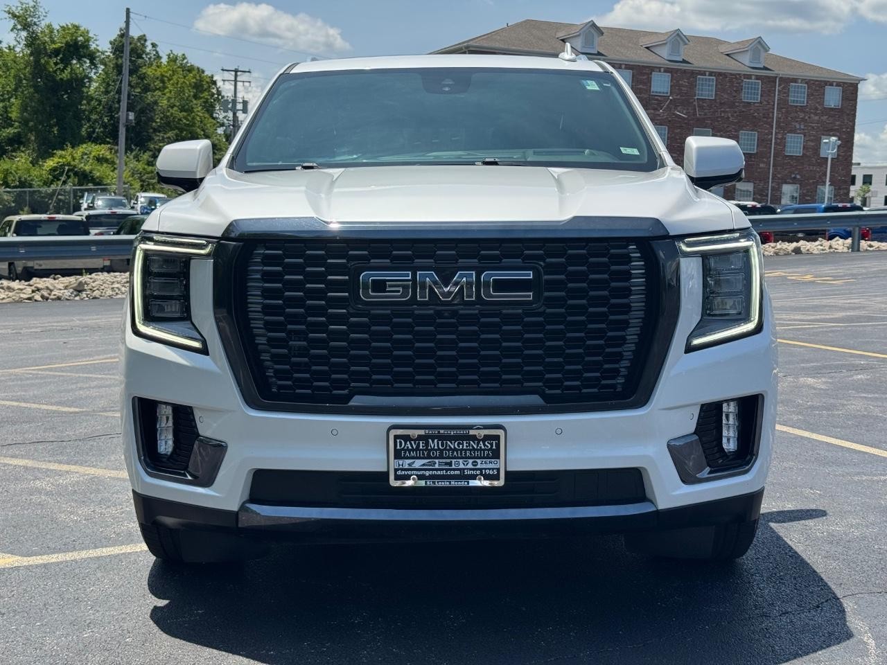 GMC Yukon Vehicle Full-screen Gallery Image 09