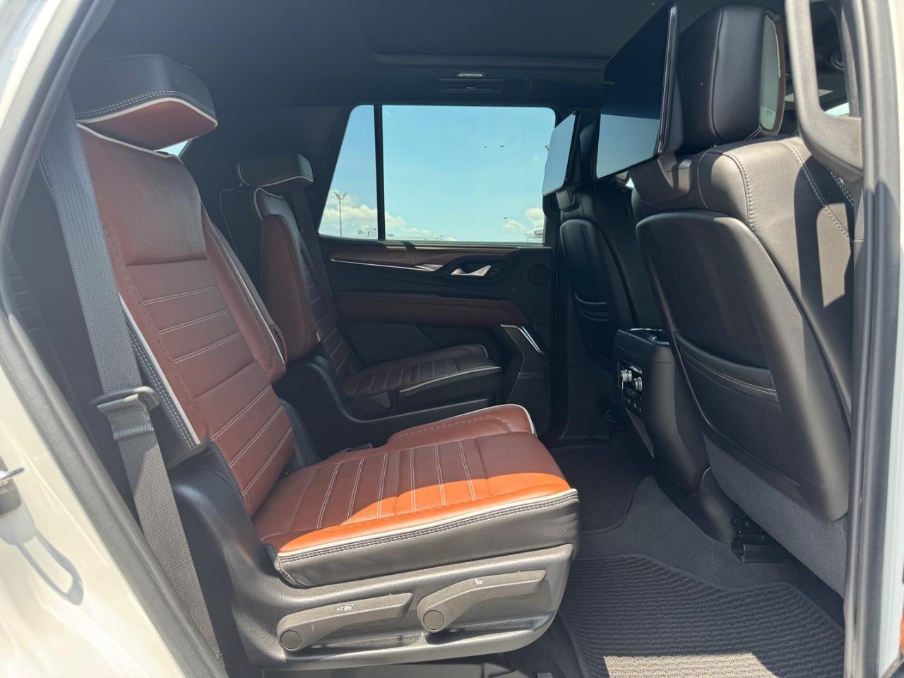 GMC Yukon Vehicle Full-screen Gallery Image 10