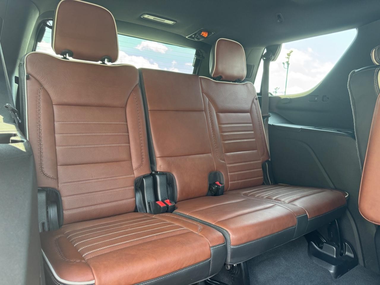 GMC Yukon Vehicle Full-screen Gallery Image 11