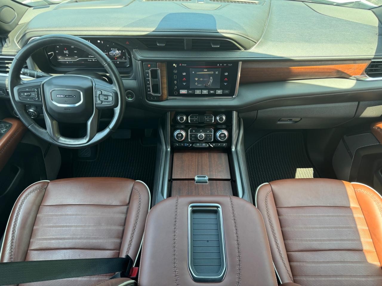 GMC Yukon Vehicle Full-screen Gallery Image 12