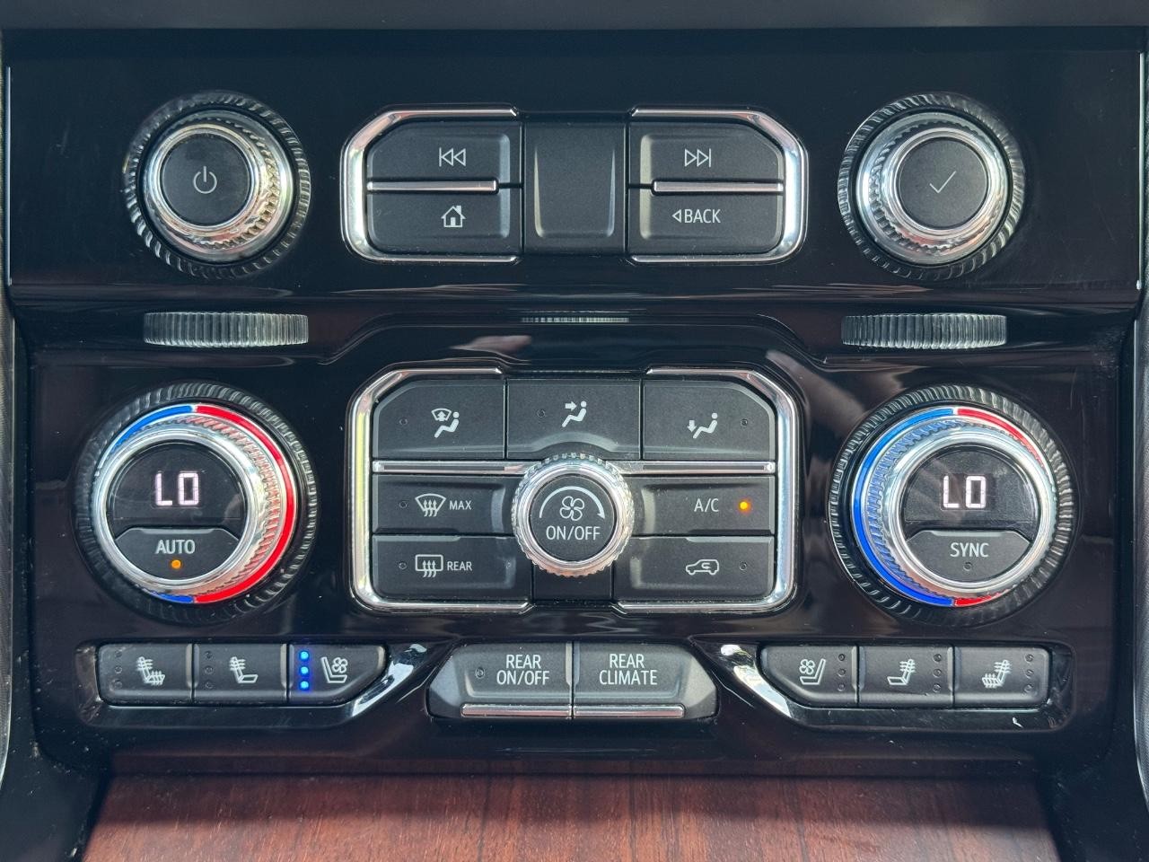GMC Yukon Vehicle Full-screen Gallery Image 15