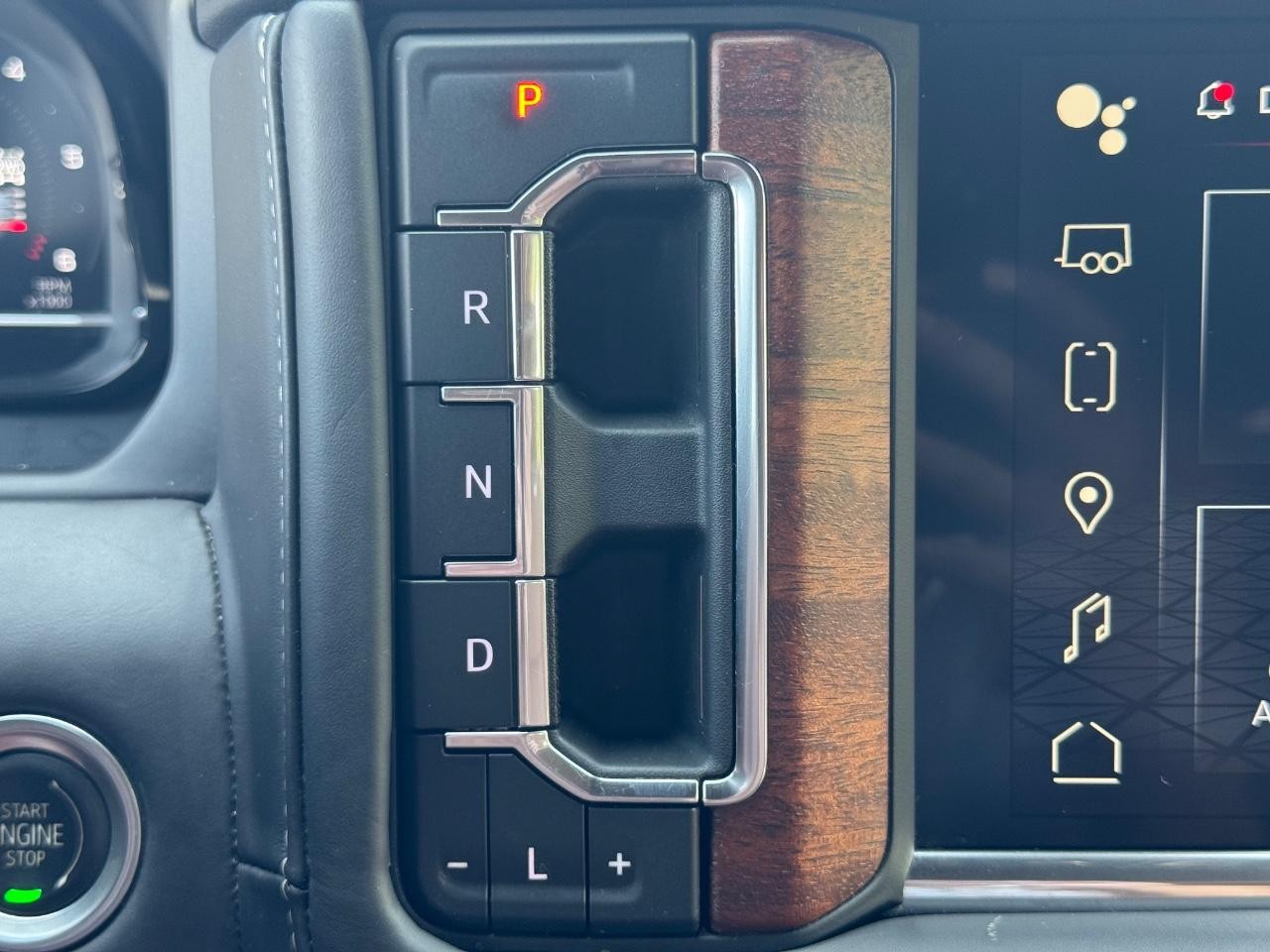 GMC Yukon Vehicle Full-screen Gallery Image 16
