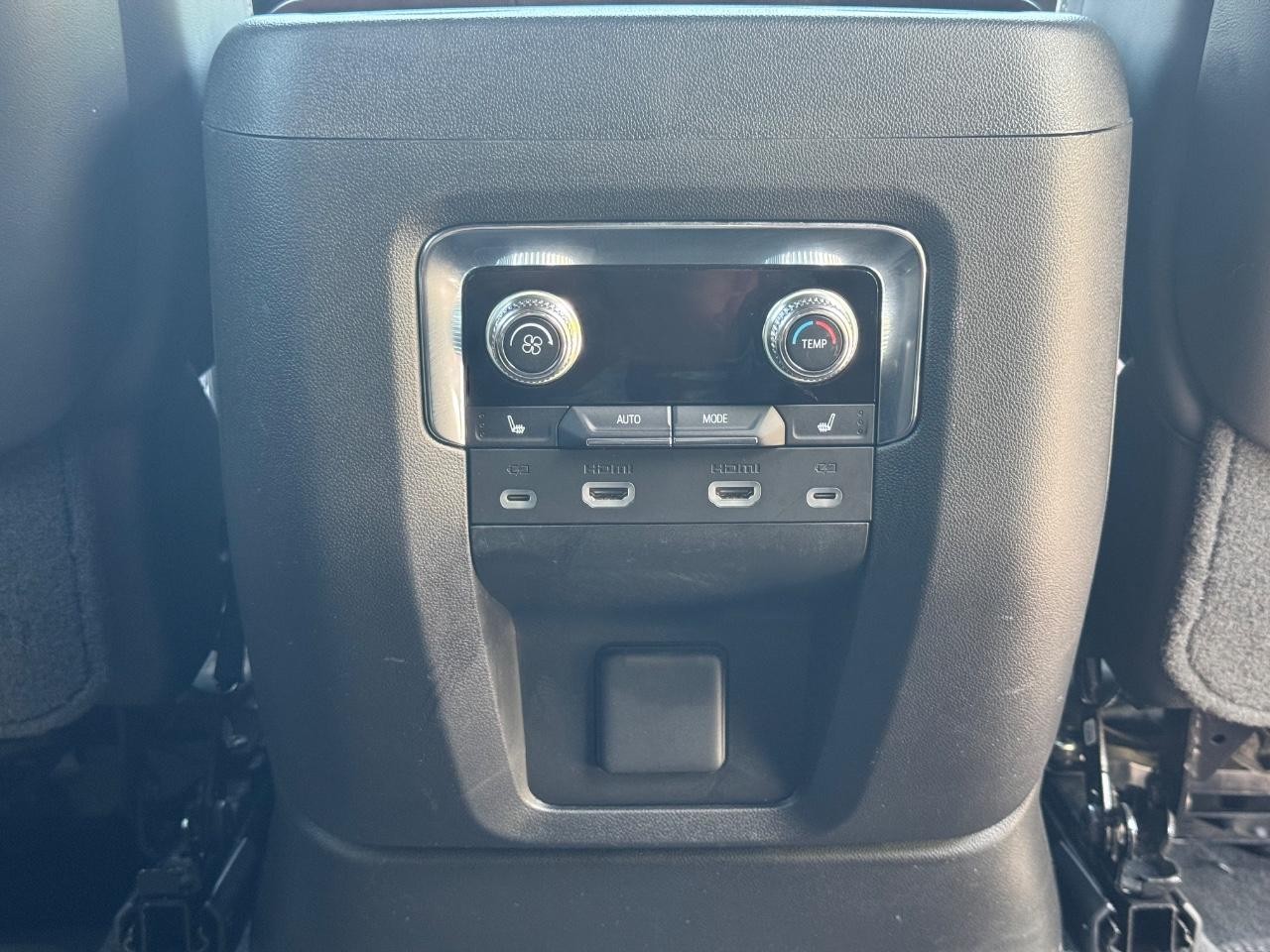 GMC Yukon Vehicle Full-screen Gallery Image 17