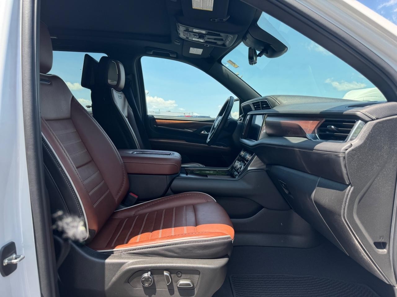 GMC Yukon Vehicle Full-screen Gallery Image 18