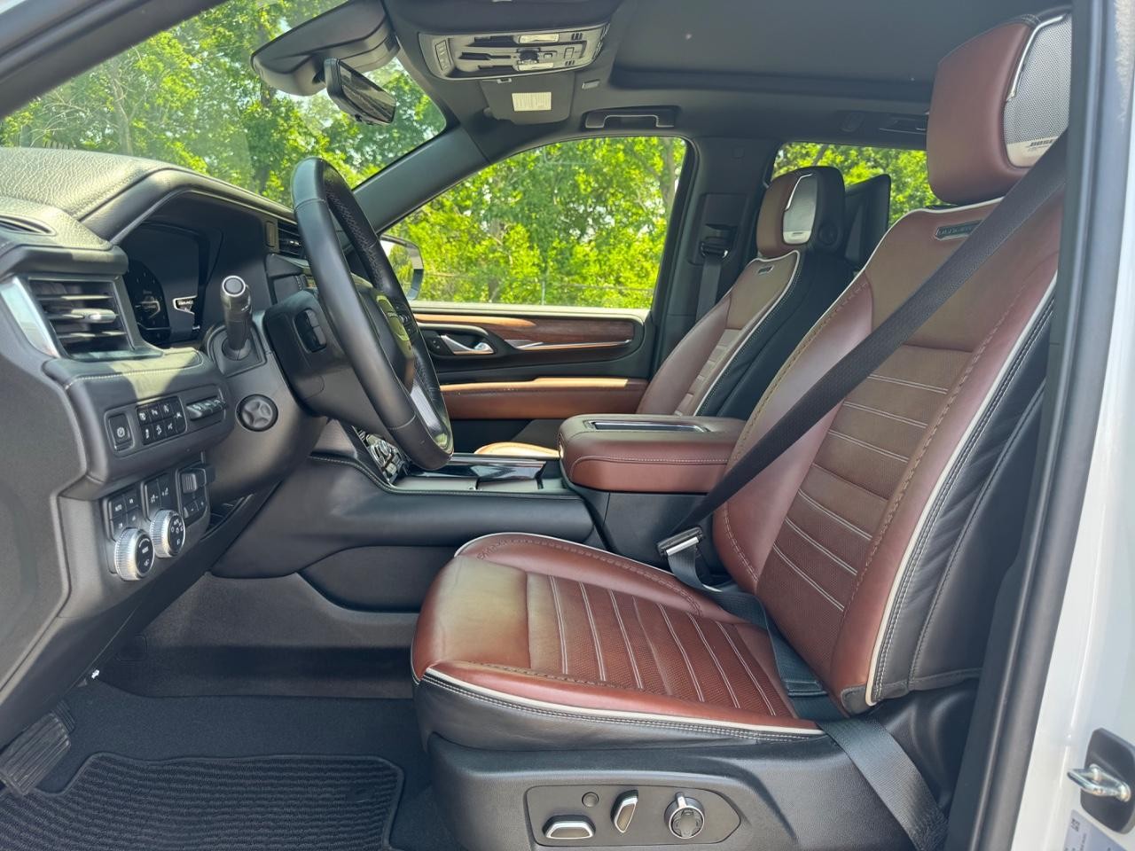 GMC Yukon Vehicle Full-screen Gallery Image 19