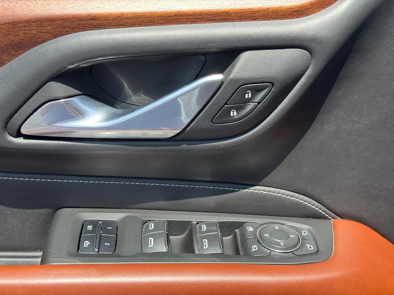 GMC Yukon Vehicle Full-screen Gallery Image 26