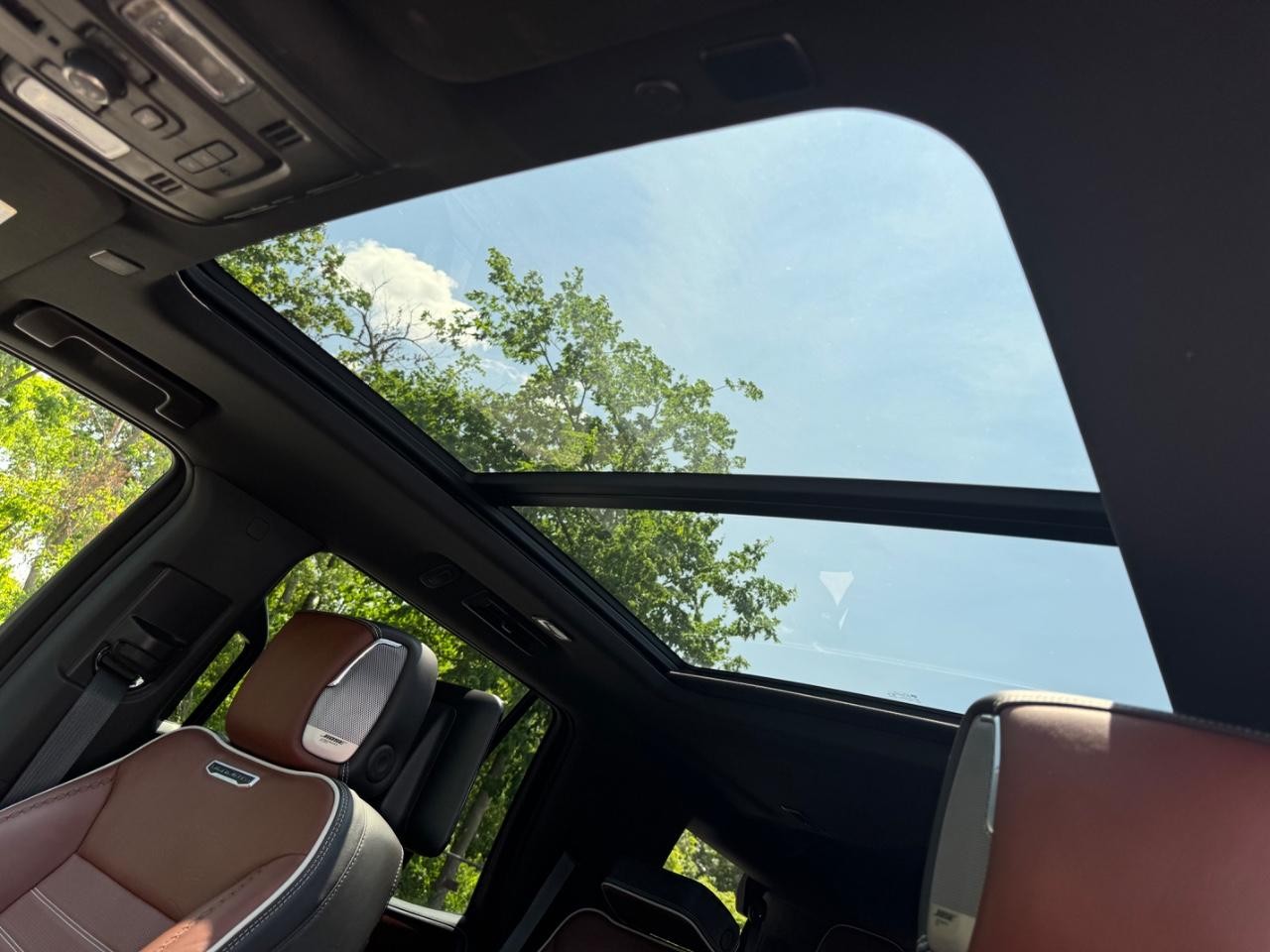 GMC Yukon Vehicle Full-screen Gallery Image 28