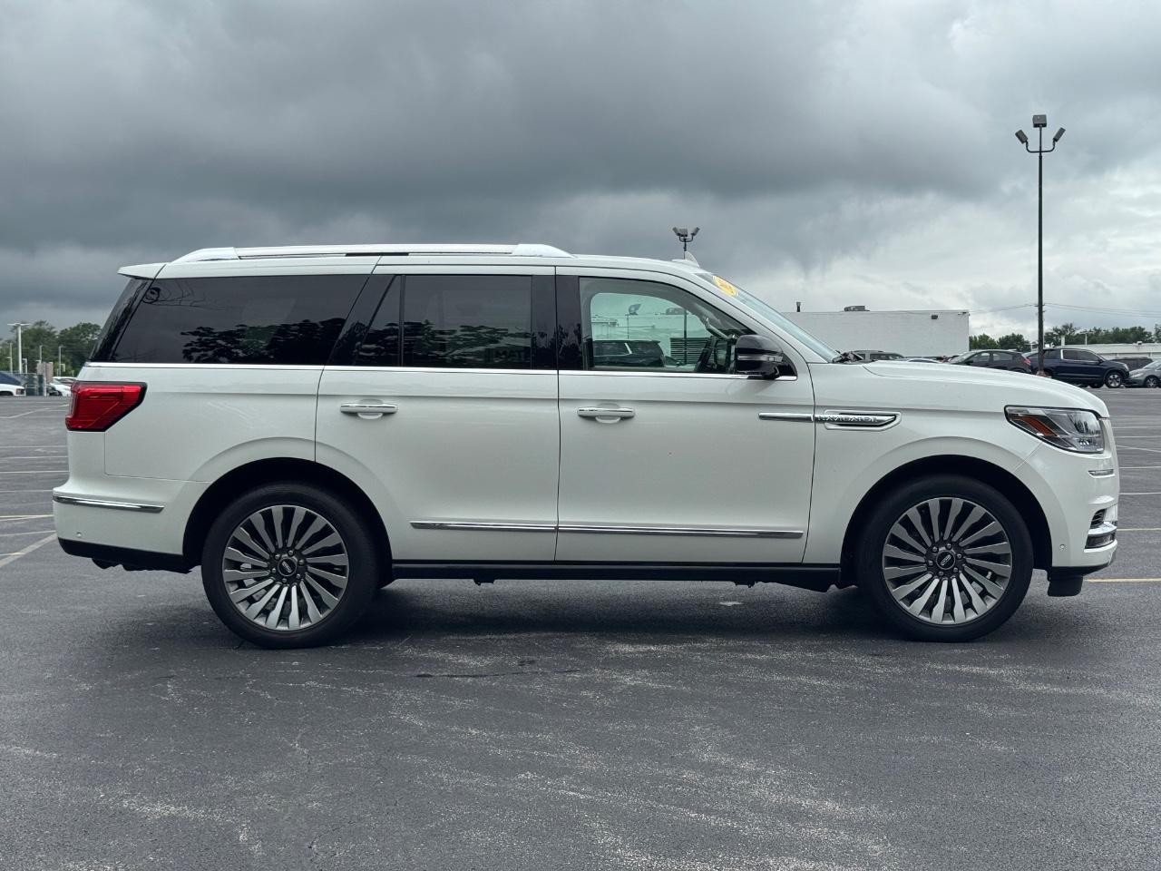 Lincoln Navigator Vehicle Full-screen Gallery Image 02