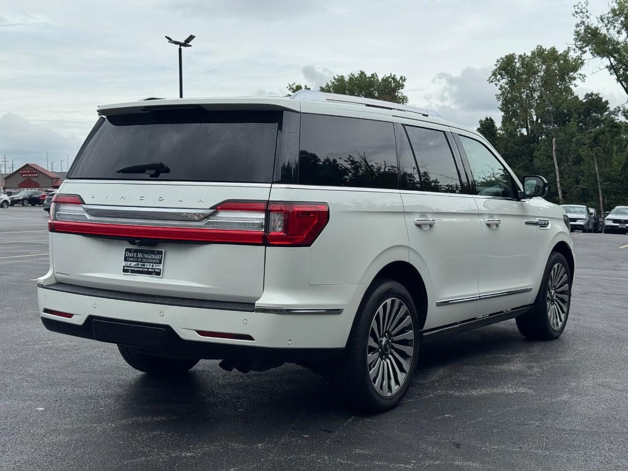 Lincoln Navigator Vehicle Full-screen Gallery Image 03