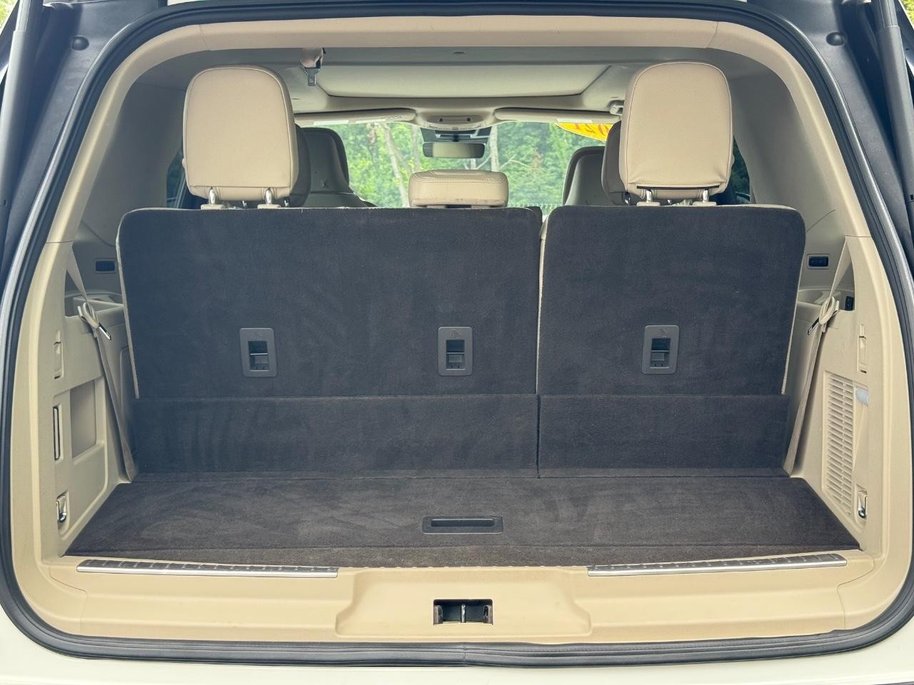 Lincoln Navigator Vehicle Full-screen Gallery Image 04