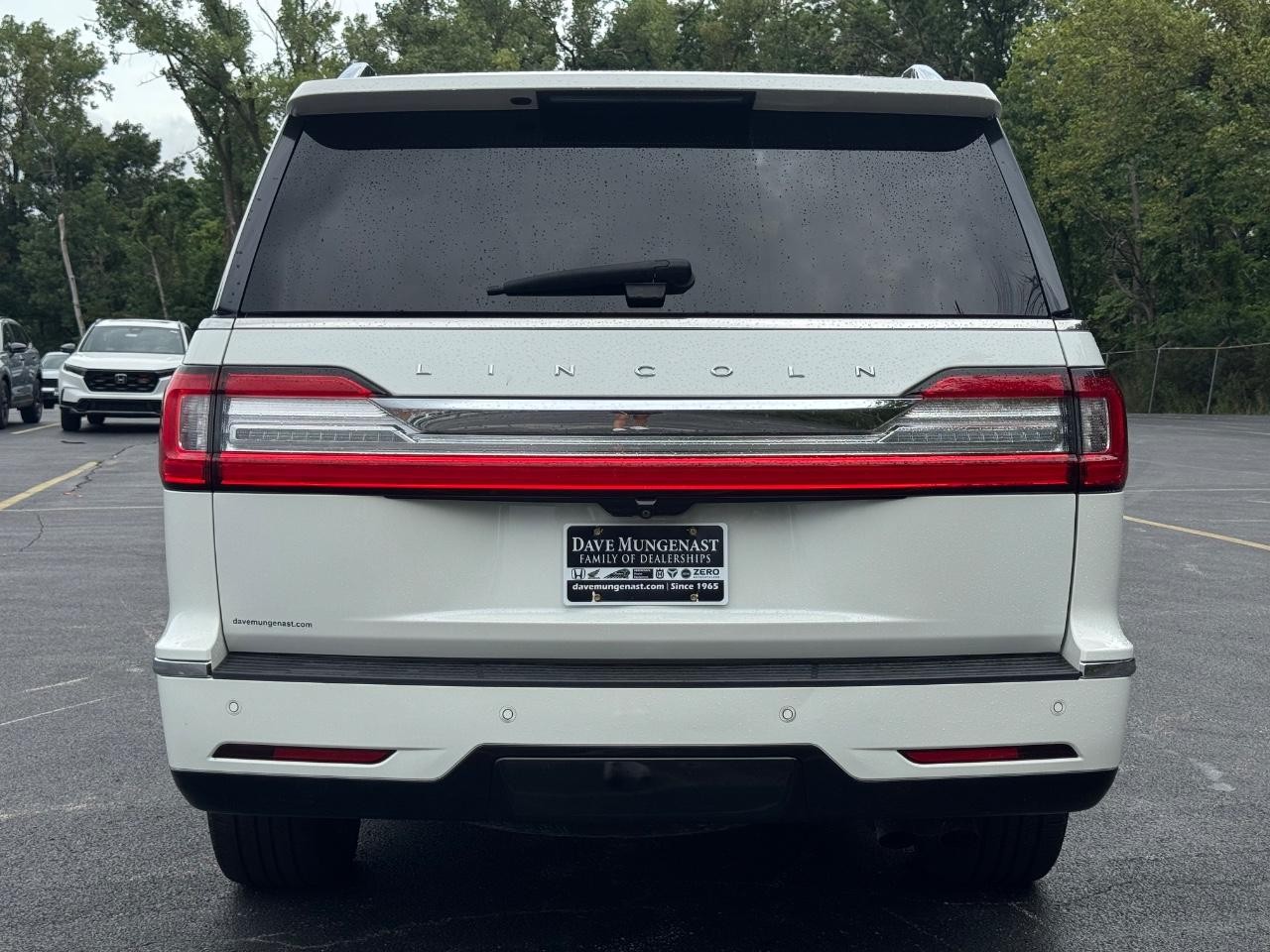 Lincoln Navigator Vehicle Full-screen Gallery Image 05